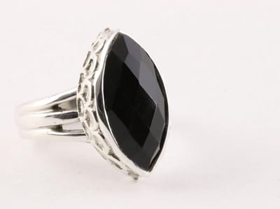 Zware bewerkte zilveren ring met onyx - maat 16.5