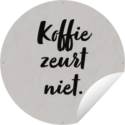 Tuincirkel Taupe - Quote - Koffie zeurt niet - 60x60 cm - Ronde Tuinposter - Buiten