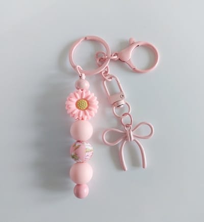 Sleutelhanger, tashanger met kralen | roze | bloem | strik
