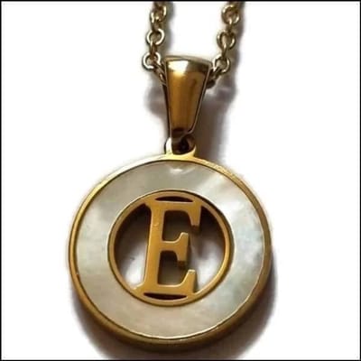 Aramat Jewels | Halskettingen | Initiaal Ketting Goudkleur met Schelp Inlay 45cm - Personaliseerbaar | E | |1,5mm | Staal | Volwassenen | Verkleurd niet