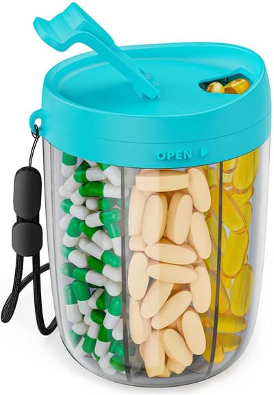 Deze grote blauwe opbergdoos voor pillenflessen biedt ruimte aan zes verschillende vitaminesupplementen. De doos heeft een ontwerp dat voorkomt dat de inhoud verwisseld wordt en een brede opening voor het gemakkelijk pakken van de medicijnen.