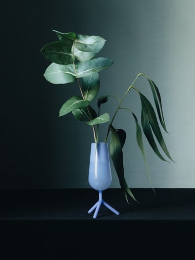Driepoot mini vaas 19 cm hoog lavendel blauw  glas Nederlands design Maarten Baptist lichtblauw Champagne glas