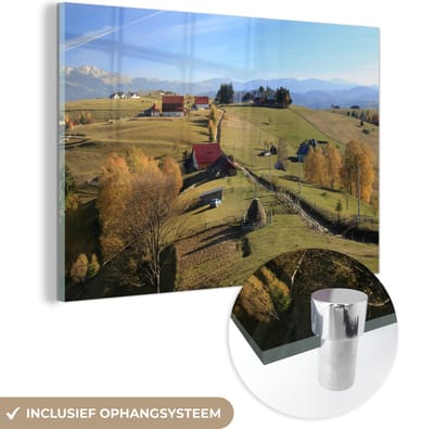 ® Glasschilderij 180x120 cm - Schilderij acrylglas - Rode boerderijen in het Nationaal park Piatra Craiului in Roemenië - Foto op glas - Muurdecoratie woonkamer - Wanddecoratie slaapkamer - Schilderijen
