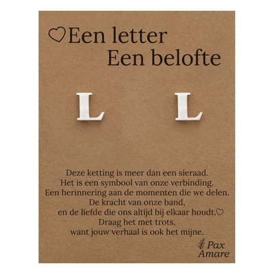 Initiaal Oorbellen met Letter L op Cadeau Kaartje - Een letter, een belofte - Zilverkleurig - Naam Sieraad Cadeau - Roestvrij Staal Oorknopjes - Pax Amare