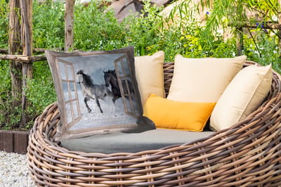Sierkussen Buiten - Doorkijk - Paarden - Winter - Dieren - Natuur - Wit - 60x60 cm - Weerbestendig
