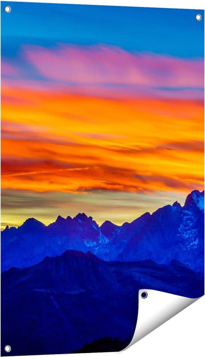 Gards Tuinposter Oranje Zonsondergang in de Bergen - 60x90 cm - Tuindoek - Tuindecoratie - Wanddecoratie buiten - Tuinschilderij