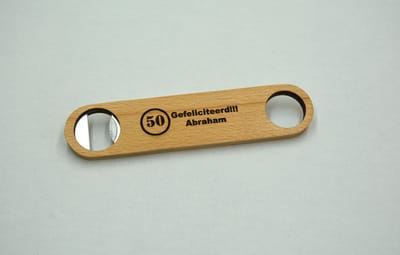 Houten Flesopener - Bieropener - met tekst Abraham 50 gegraveerd
