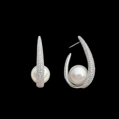 Victoria Valenza Zilverkleurige Oorbellen met Parels en Zirkonia Stenen - Oorhangers - Zilverkleurig - Parel oorbellen - Zirkonia