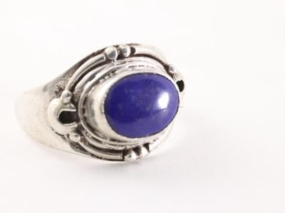 Bewerkte zilveren ring met lapis lazuli - maat 16.5