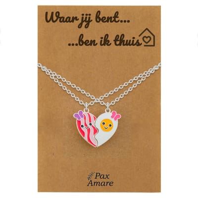 Koppel Ketting voor 2 'Waar jij bent, ben ik thuis' - Magnetisch Hartje Bacon & Ei - Vriendschapsketting op Cadeau Kaartje - 45cm + 5cm verstelbaar - Zilverkleurig - Persoonlijke Hanger - Pax Amare