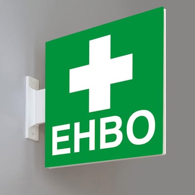 Bord EHBO – Dubbelzijdig Uithangbord (Flag Sign) – EHBO pictogram – Zichtbaar vanuit meerdere Richtingen – Wand of Plafond – 15 x 15 cm – 3D-geprint