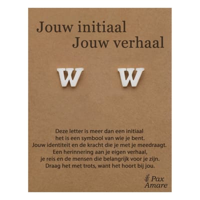 Letter W Oorbellen op Cadeau Kaartje - Jouw initiaal, jouw verhaal - Zilverkleurig Stainless Steel - 7mm Initiaal Oorknopjes- Pax Amare