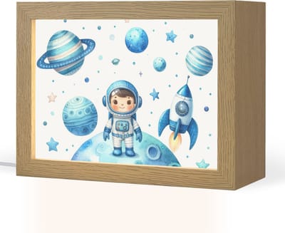 Nachtlampje 20x15 cm - Kinder lampje - Ruimte - Blauw - Astronaut - Sterren - Planeten - Tafellamp kinderkamer - Slaapkamer lamp - Bedlamp kinderen - Kinderlampje stopcontact - Wandlamp babykamer - Nachtlampjes