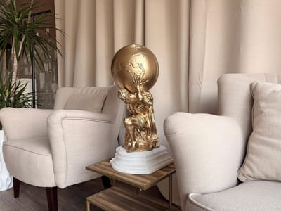 Gouden Atlas Wereldbol Griekse Mythologie Beeldhouwwerk Bureau Decoratie Woonaccessoire Luxe Cadeau | 45 CM Hoog
