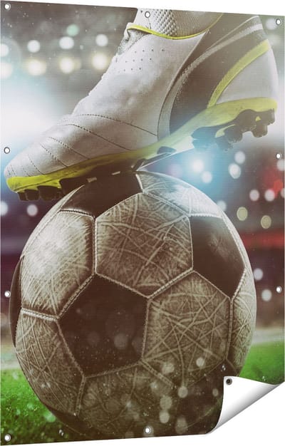 Gards Tuinposter Voetbal Aftrap met de Bal in het Stadion - 90x120 cm - Tuindoek - Tuindecoratie - Wanddecoratie buiten - Tuinschilderij