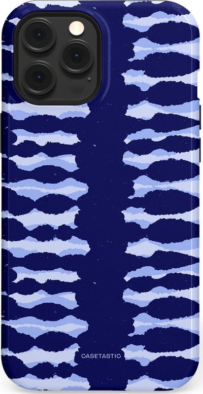 Casetastic Hoesje Geschikt voor Apple iPhone 12 Pro Max Magsafe - Stijlvolle Beschermende Duo-layer Case - Golven in blauw