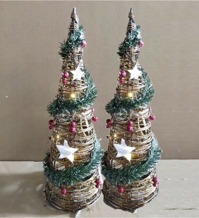 LED kegel/piramide kerstboom lamp - 2x - rotan - met decoratie - H40 cm
