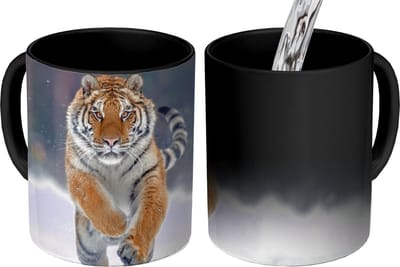 Magische Mok - Foto op Warmte Mokken - Koffiemok - Tijger - Landschap - Sneeuw - Winter - Dieren - Magic Mok - Beker - 350 ML - Theemok
