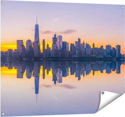 Gards Tuinposter New York Skyline bij Zonsopgang - 100x80 cm - Tuindoek - Tuindecoratie - Wanddecoratie buiten - Tuinschilderij