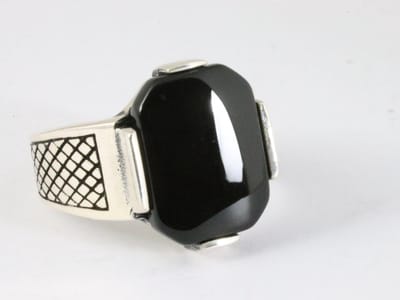 Zware bewerkte zilveren ring met onyx - maat 19