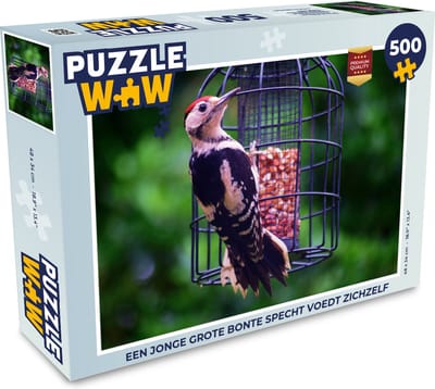 Puzzel Een jonge grote bonte specht voedt zichzelf - Legpuzzel - Puzzel 500 stukjes