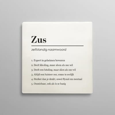Zus Definitie Tegel – Grappige en Lieve Familie Tekst – Keramische Tegel 15 × 15 cm