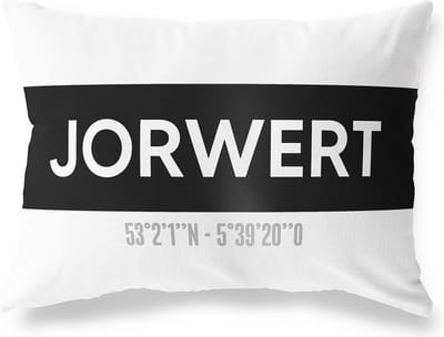 Tuinkussen JORWERT - FRIESLAND met coördinaten - Buitenkussen - Bootkussen - Weerbestendig - Jouw Plaats - Studio216 - Modern - Zwart-Wit - 50x30cm