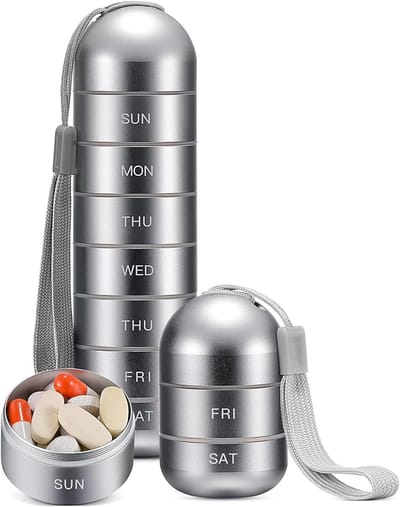 Metalen pillenorganizer wekelijks, stapelbare waterdichte reispillendoos, reizen wandelen 7-daagse pillendoos, datumweergave, groot compartiment voor pillen, vitamines, capsules, visolie, supplementen (grijs)