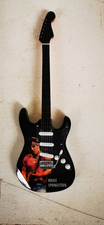 Bruce Springsteen Miniatuur Gitaar Rock Variant – Houten Decoratie met Standaard – Luxe Rock 'n Roll Merchandise & Muziek Cadeau – 25 cm Hoog – Vintage Mancave Collectible