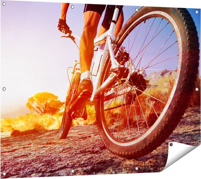 Gards Tuinposter Mountainbike Fietser op Stenen bij Zonsopgang - 120x90 cm - Tuindoek - Tuindecoratie - Wanddecoratie buiten - Tuinschilderij