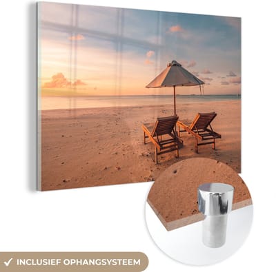 MuchoWow® Glasschilderij 120x80 cm - Schilderij acrylglas - Strand - Ligbed - Parasol - Foto op glas - Muurdecoratie woonkamer - Wanddecoratie slaapkamer - Schilderijen