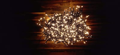 Kerstboomverlichting | 768 Warm Witte LED Lampjes | 450 cm Lang | Energiezuinig | IP44 | 64 Knipperende Lichtjes | Eenvoudige Plug-in Installatie | Geschikt voor Binnen en Buiten