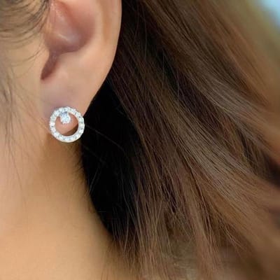 Huitan Schitterende Cirkel Oorknopjes met CZ Steen Eenvoudige Stijlvolle Accessoires voor Vrouwen Dagelijks Gebruik Mode Veelzijdige Oorsieraden black