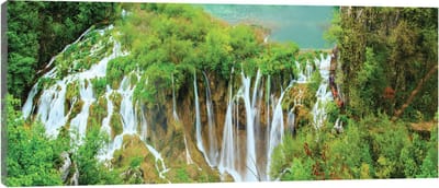 Canvas Schilderij - Waterval met groene planten - Natuur - Planten - Water - Landschap - Gras - Schilderij Woonkamer - Schilderijen op canvas - Inclusief Frame - 45x145cm (LxB)
