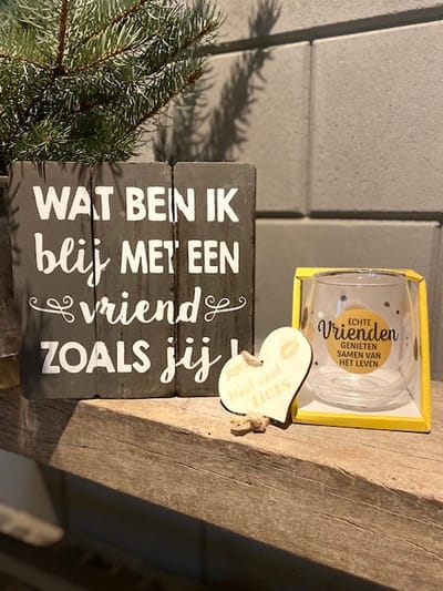 Cadeaupakket Vriend inclusief houten hartje liefs - Tekstbord vriend grijs - Waterwijnglas echte vrienden genieten samen van het leven