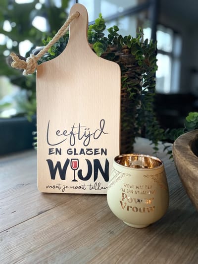 Creaties van Hier - theelichthouder - serveerplank - powervrouw - leeftijd en glazen wijn - 35 cm - hout - glas