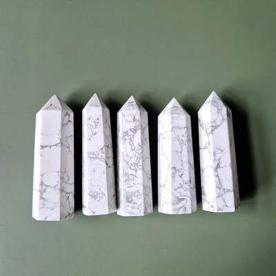 Howliet Edelsteen Toren 8-10cm / Howlite Obelisk Rust Knuffelsteen