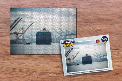 Puzzel Containerschip wordt de haven binnengesleept met een sleepboot - Legpuzzel - Puzzel 500 stukjes
