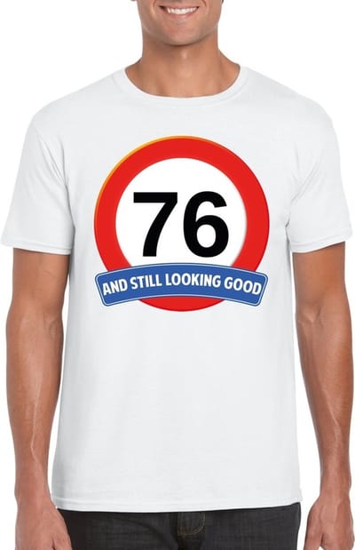 76 jaar and still looking good - t-shirt met verkeersbord print - wit - voor heren - verjaardag cadeau - party - feestartikelen 76 jarige S