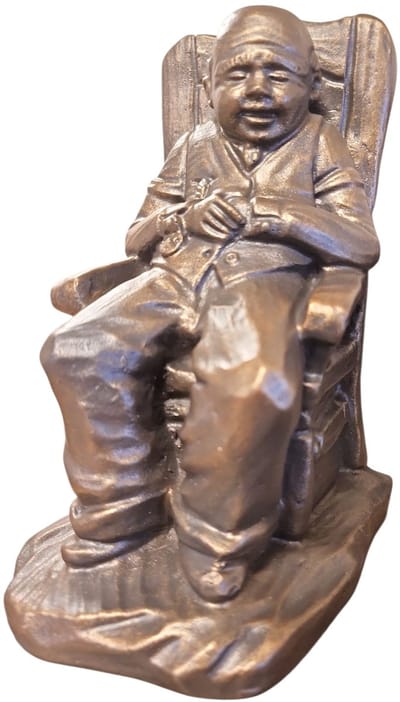 Opa zittend in fauteuil - 9x16x11 cm - Neolith - Brons kleurig - Gezins beeld