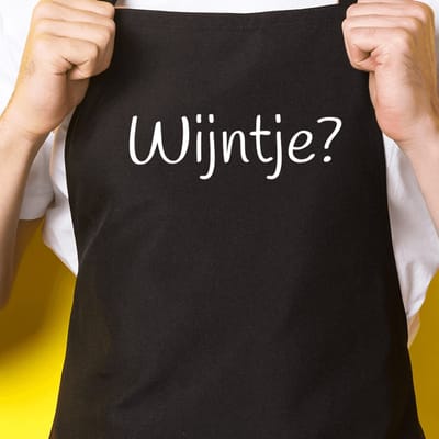 Zwart keukenschort / BBQ-schort met tekst | WIJNTJE? | Katoen - One size - Verstelbaar - Wasbaar - Cadeau voor hem - Vaderdag - Gratis verzending - Cadeau voor Kerst & sinterklaas | Incl. 2 jaar garantie