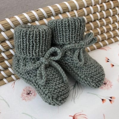 Gebreide Babyslofjes - Met Omslag - Saliegroen - Merino Wol - Lovely Stitches