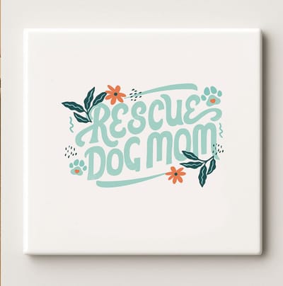 Rescue Dog Mom Keramische Tegel 15x15cm – Schattige Decoratieve Wandtegel voor Hondenliefhebbers, Perfect Cadeau voor Hondenmoeders