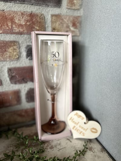 Creaties van Hier - Cadeaupakket Champagne glas met de tekst 50 jaar met houten hartje - 21 x 8,2 cm - Glas