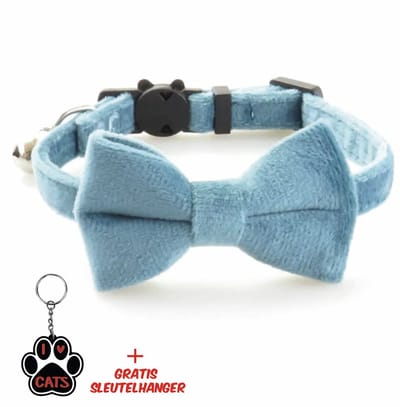 SilverAndCoco® - Katten Velvet Halsband met Strik en Bel | met Gratis Sleutelhanger | Kat Kitten Versiering | Blauwe Suède Vlinderstrik Strikje Belletje | Kattenhalsband Kleding Decoratie | Rode Feest Set Huisdier Cadeau Cadeautje - Licht Blauw
