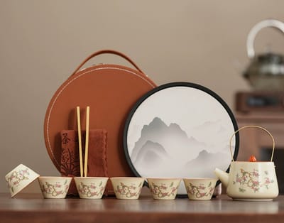 WK Ruyao Wisteria Luxe Reisteaeset –1 Handvat Theepot + 6 Hoedvormige Theekopjes + Ronde Droogplateau + Theedoek & Theetang – PU Leren Draagtas Bruin