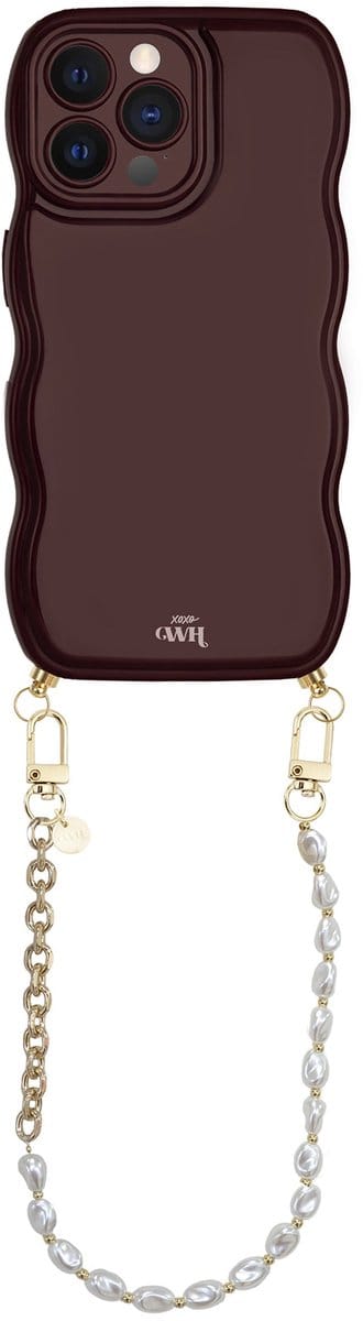 xoxo Wildhearts Glossy Wavy Cord Case Burgundy - Geschikt voor iPhone 12 Pro Max - Over The Moon - Kort koord - Glimmend telefoonhoesje met golven - Hoesje met koord - Parelketting / Gouden schakelketting - Kort telefoonkoord - Bordeaux rood hoesje