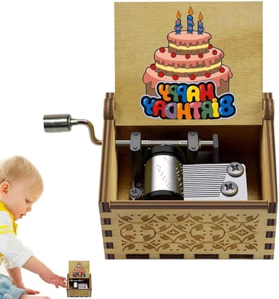 Houten Muziekdoos - Speeldoos Cadeau - Verjaardag Vieren - Handslinger Gegraveerd - 65x52x42cm - Houtkleur
