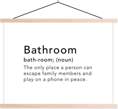 Posterhanger incl. Poster 120x90 cm - Schoolplaat - Spreuken - Quotes - The only place a person can escape family members - Bathroom - Textielposter - Blanke latten