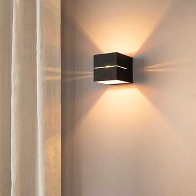 Gemini nero oro by LUSENZ - Kubusvormige up and down wandlamp met matzwarte coating en oranje interieur